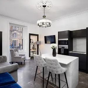 https://edinburgh-luxury-apartment-by-the-castle.edinburghhotelsuk.org