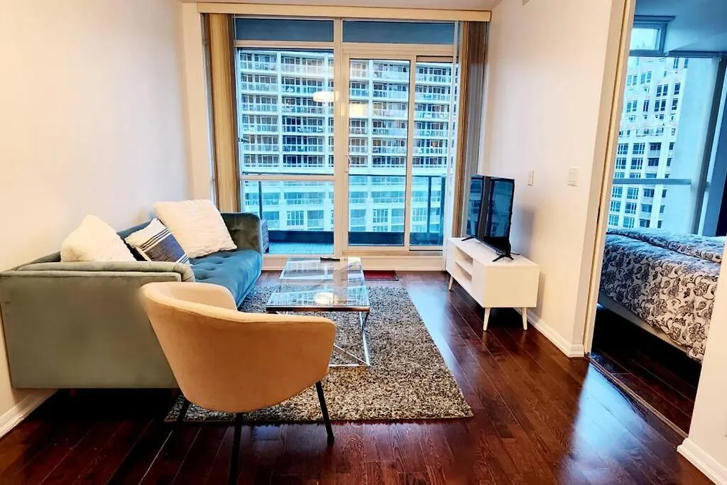 Lakeview Condo In Downtown With Free Parking. Toronto 0*,