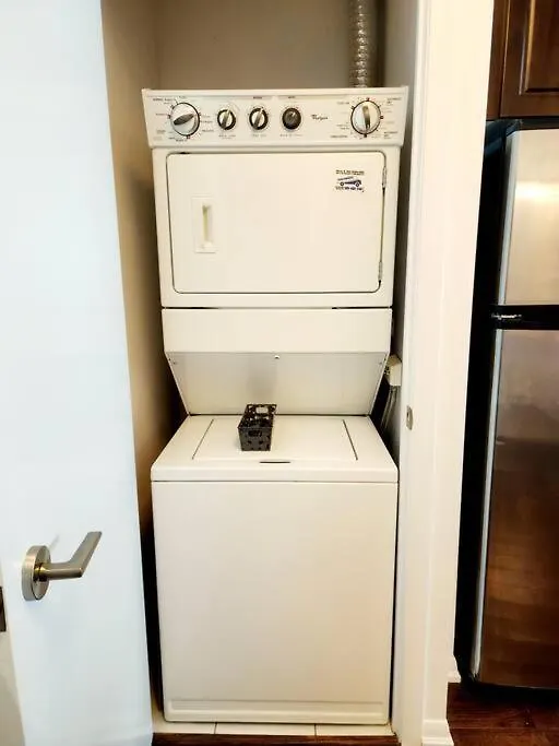 Lakeview Condo In Downtown With Free Parking. Toronto Canada