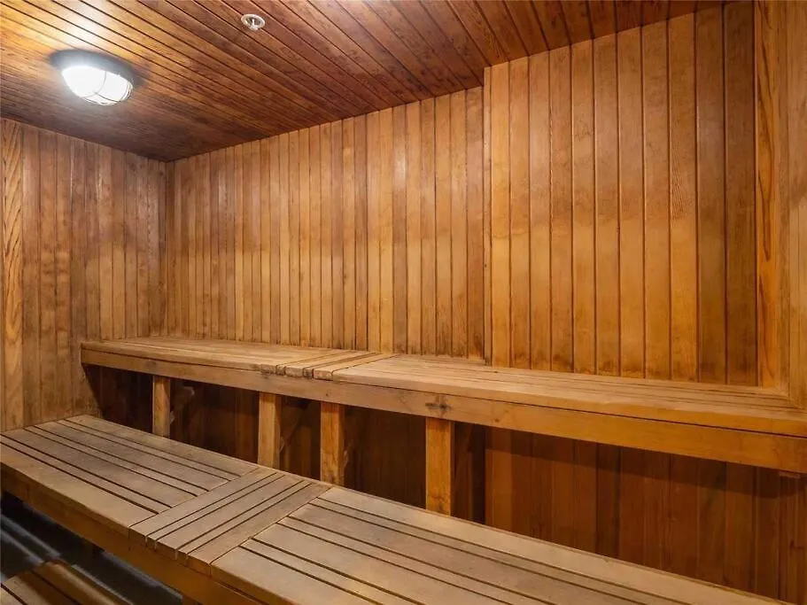 Lakeview Condo In Downtown With Free Parking. Toronto