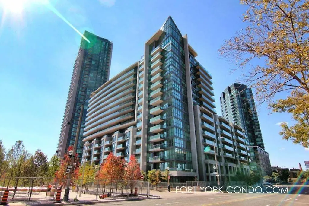 Lakeview Condo In Downtown With Free Parking. Toronto
