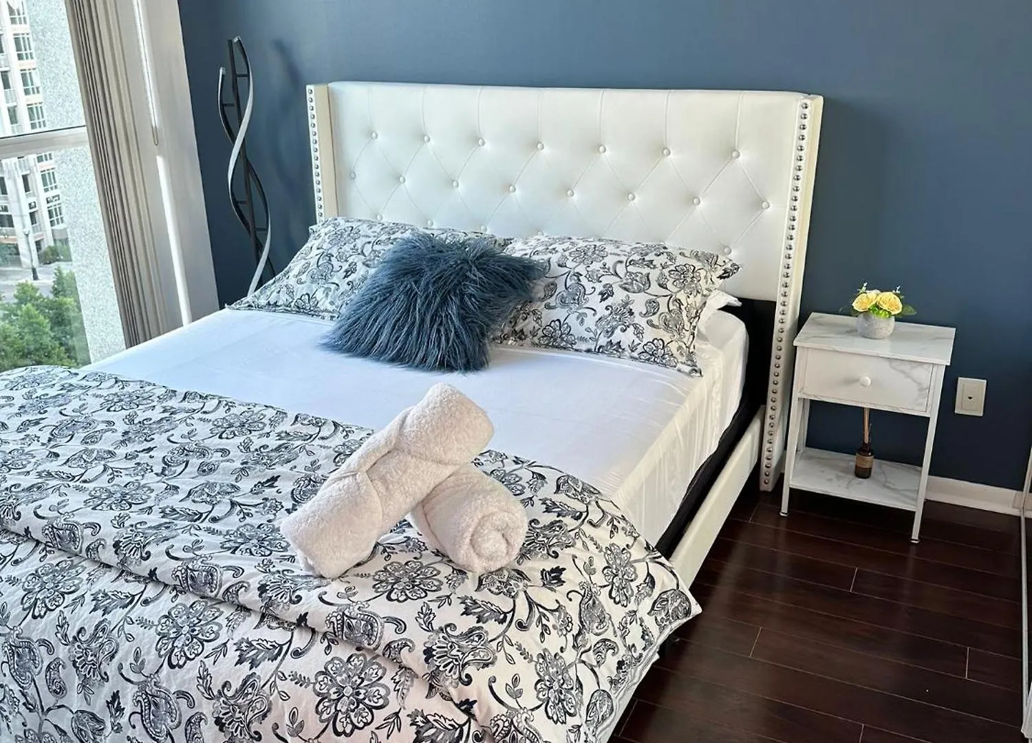 Lakeview Condo In Downtown With Free Parking. Toronto Canada