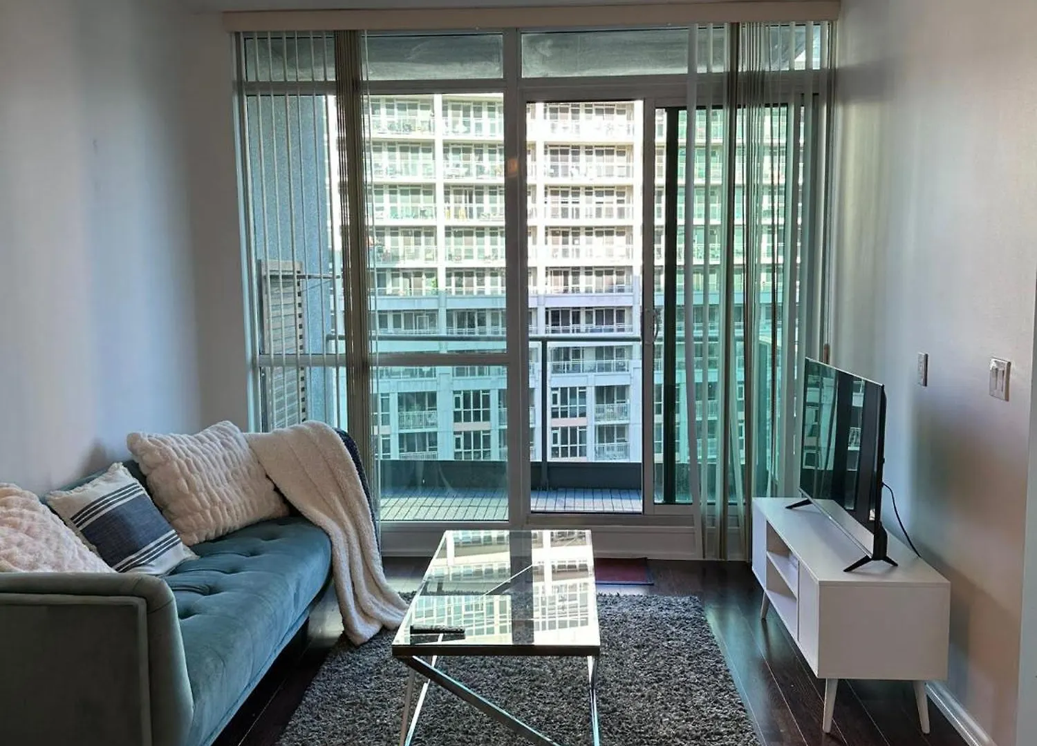 Lakeview Condo In Downtown With Free Parking. Toronto Canada