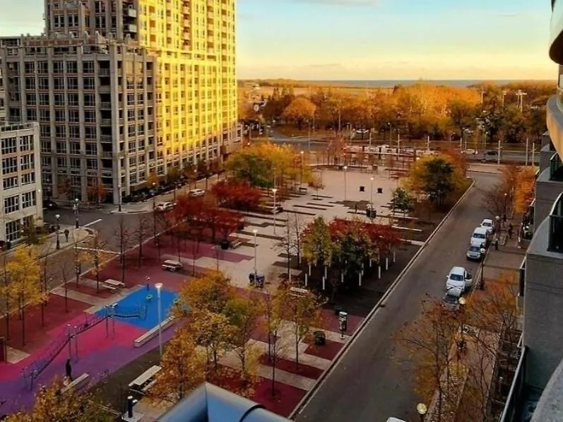 Lakeview Condo In Downtown With Free Parking. Toronto